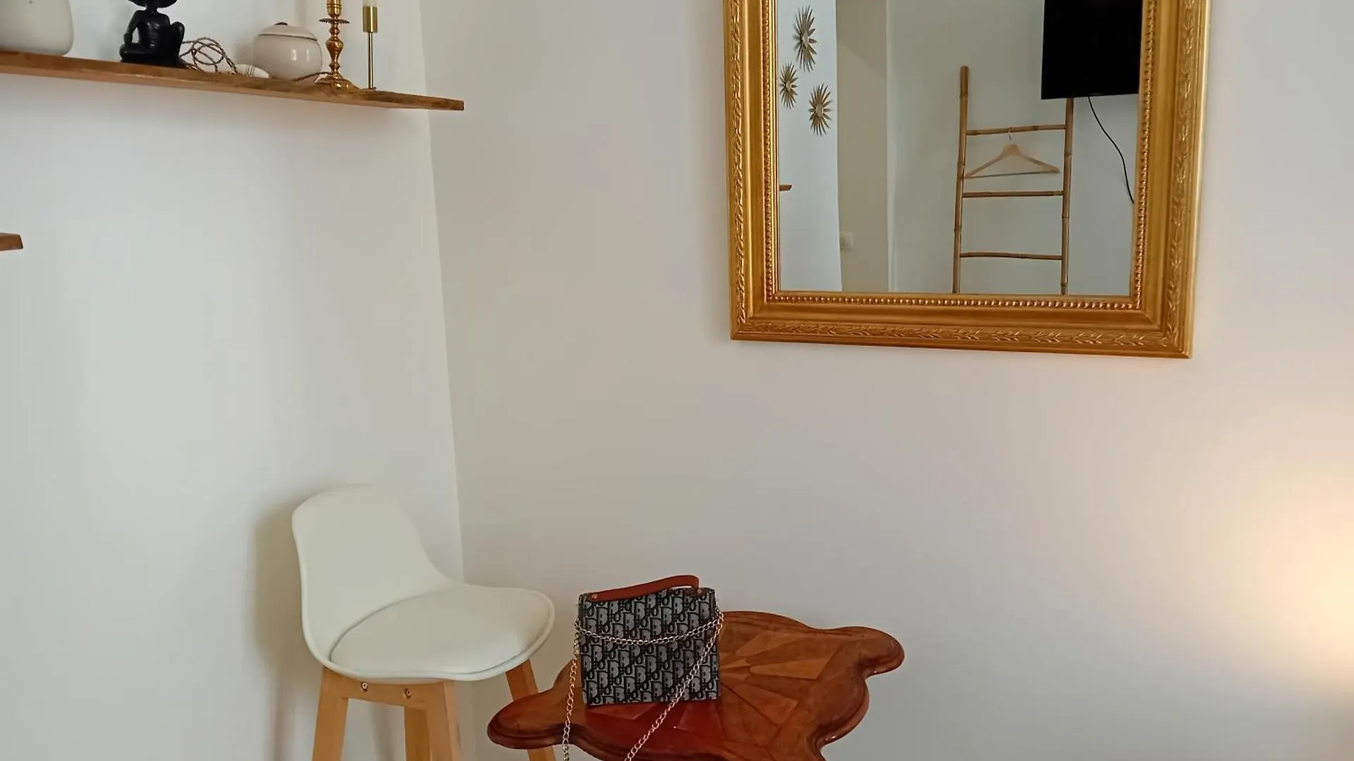 Apartment Center,Mantic And Fantastic Appartement, 1 Minute Metro ,Close To Eiffel Tour And Louvre Meusm France