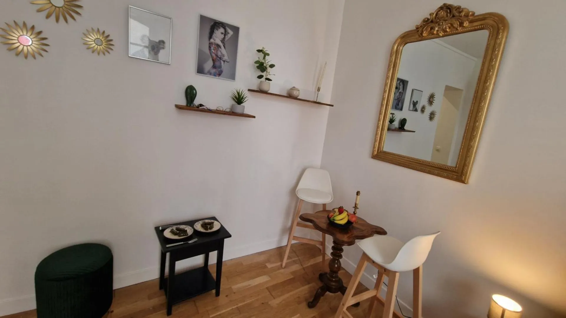 Apartment Center,Mantic And Fantastic Appartement, 1 Minute Metro ,Close To Eiffel Tour And Louvre Meusm France